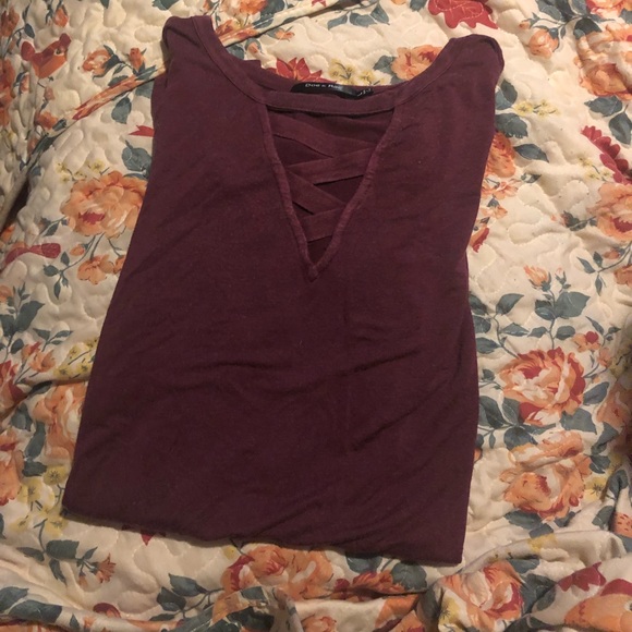 DOE & RAE Criss Cross Cage Tee Stone Washed Burgundy Stretch Sz L XL - Picture 2 of 3